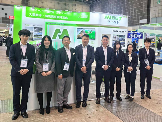 迈贝特展位员工合影